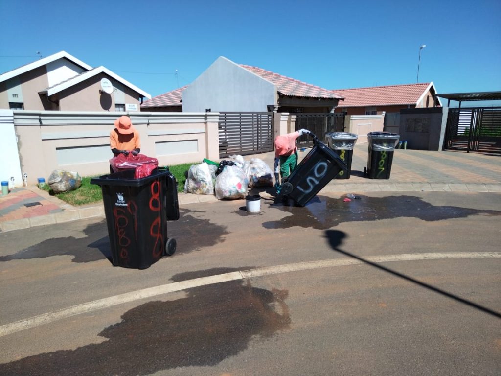 Wheelie bin cleaning services includes cleaning and deodorize bins